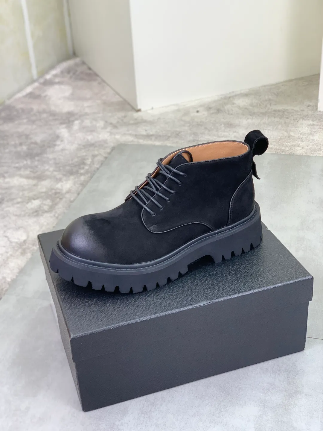 Men's shoes 💰P560 💰[New style]🔥🆕Hot model [PRADA]Prada🔝High-top Chelsea Martin boots are a high-end brand of men's shoes. The uppers are made of top-layer calfskin imported from Italy➕top-layer pigskin lining for the feet🔥, making walking more convenient and comfortable! Exclusive new style, stunning work [color]! Create a fashionable personality to set off your uniqueness! Create a fashionable personality to set off your uniqueness! A must-have for trendy men! Classic🔥super wear-resistant rubber outsole, size: 38-44 (45 can be customized) black or brown🉑️choose